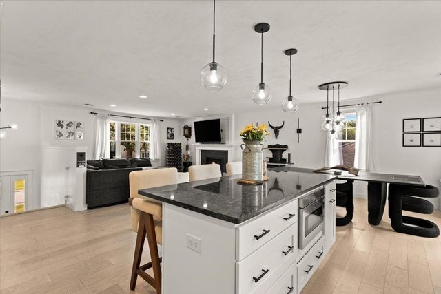 29 Phyllis Rd, Taunton, MA 02780