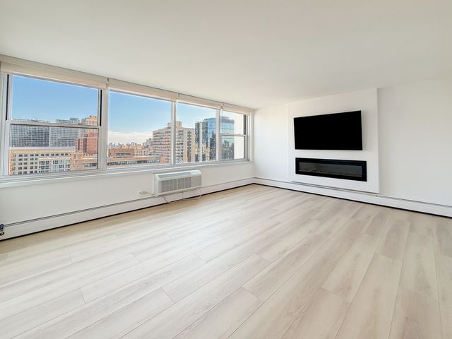 336 W Wellington Avenue 1901, Chicago, IL 60657