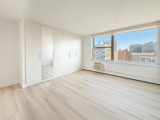 336 W Wellington Avenue 1901, Chicago, IL 60657