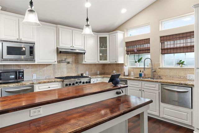 1003 S Country Club Drive, La Porte, TX 77571