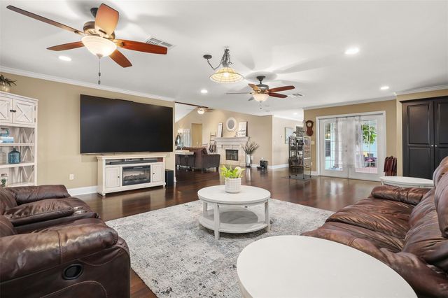 1003 S Country Club Drive, La Porte, TX 77571