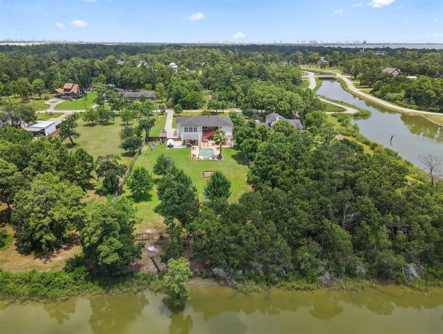 1003 S Country Club Drive, La Porte, TX 77571