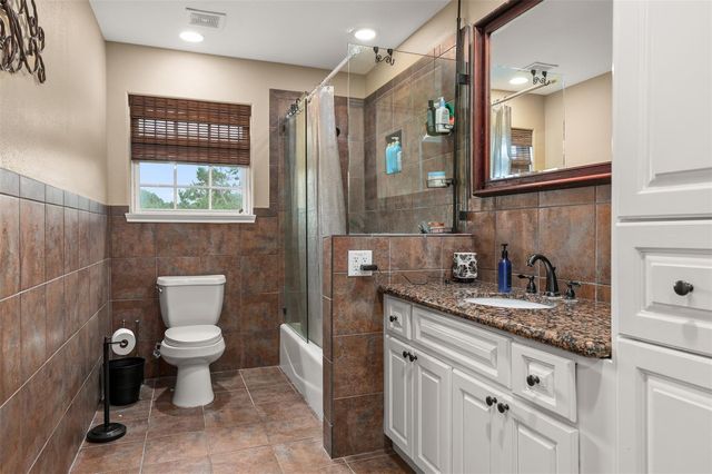 1003 S Country Club Drive, La Porte, TX 77571
