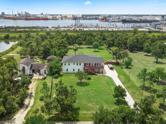 1003 S Country Club Drive, La Porte, TX 77571
