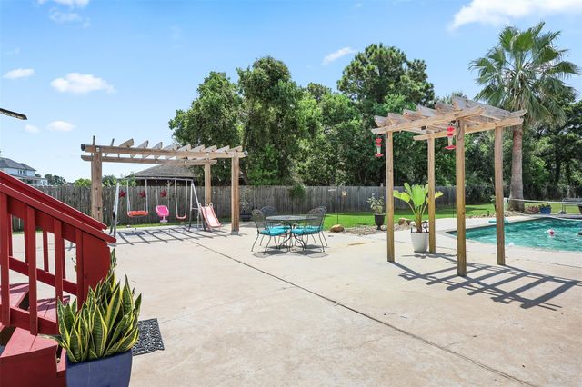 1003 S Country Club Drive, La Porte, TX 77571