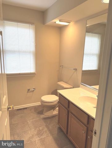 48 BEECH HILL DR, Newark, DE 19711