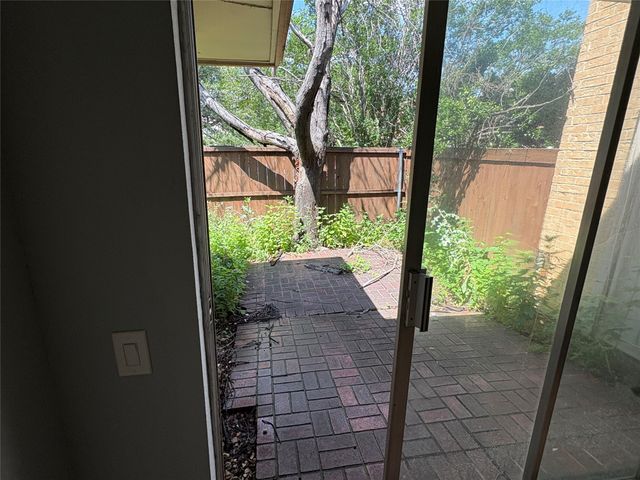 2804 W Walnut Hill Lane, Irving, TX 75038