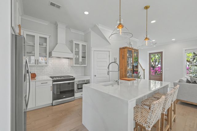 1034 Avenue Of Oaks, Charleston, SC 29407