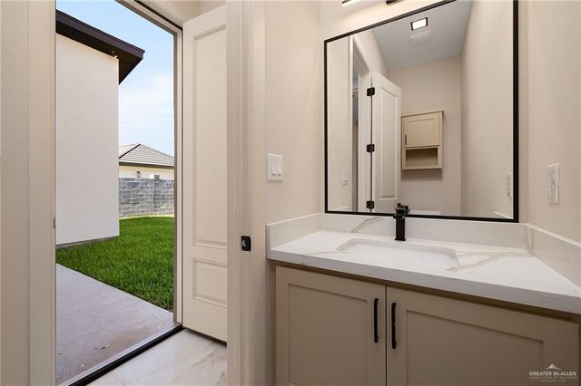 2809 E Zarzamora Avenue, Hidalgo, TX 78557