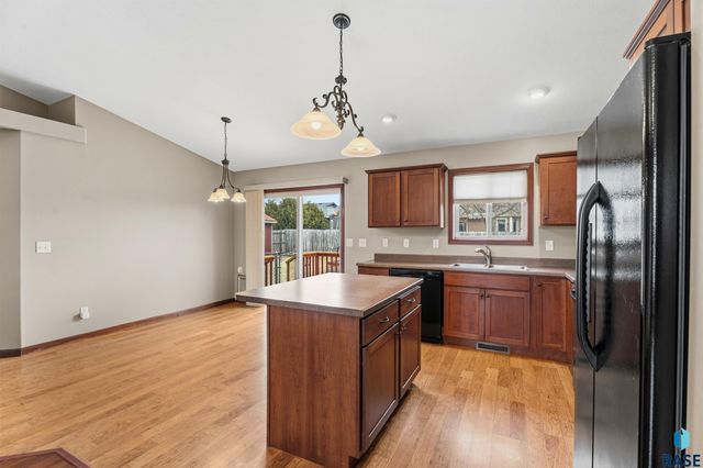 802 Honeysuckle Dr Drive, Harrisburg, SD 57032