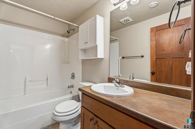 802 Honeysuckle Dr Drive, Harrisburg, SD 57032