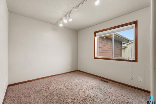 802 Honeysuckle Dr Drive, Harrisburg, SD 57032