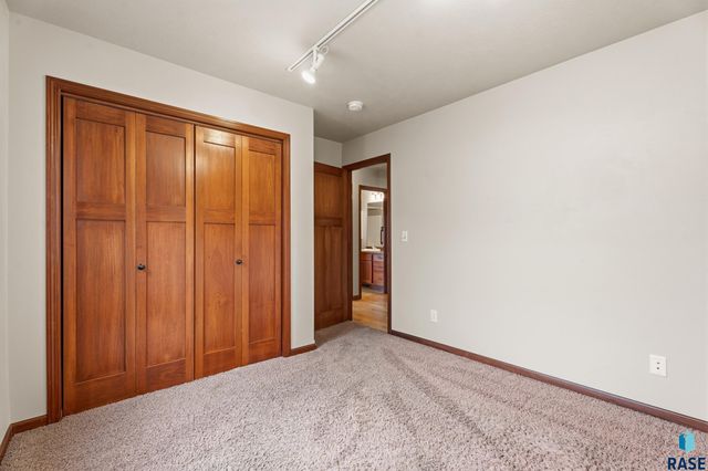 802 Honeysuckle Dr Drive, Harrisburg, SD 57032