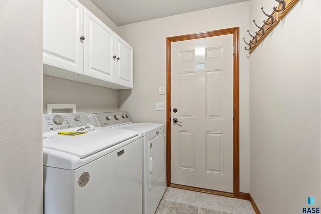 802 Honeysuckle Dr Drive, Harrisburg, SD 57032