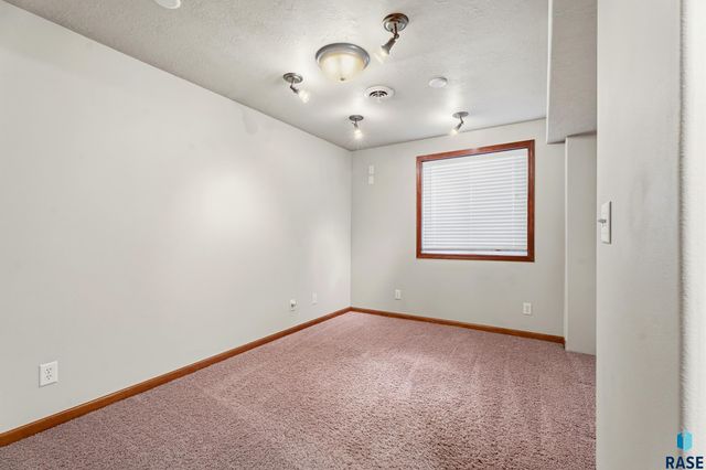 802 Honeysuckle Dr Drive, Harrisburg, SD 57032