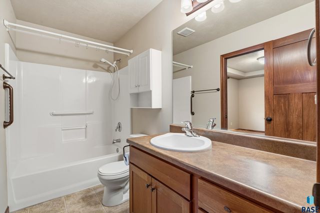 802 Honeysuckle Dr Drive, Harrisburg, SD 57032