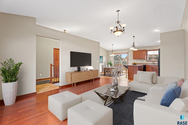 802 Honeysuckle Dr Drive, Harrisburg, SD 57032