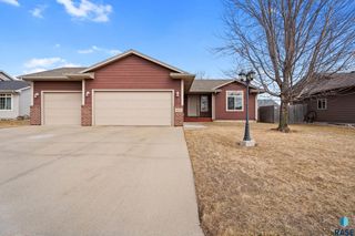 802 Honeysuckle Dr Drive, Harrisburg, SD 57032