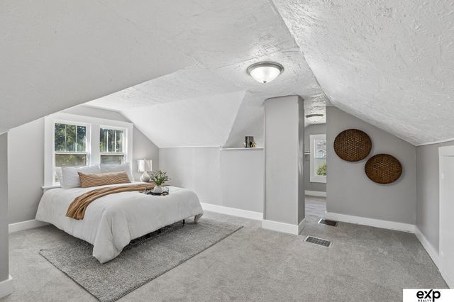 4855 Maple Street, Omaha, NE 68104