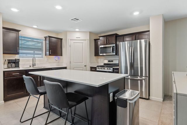 1011 E Russell Avenue, Visalia, CA 93292