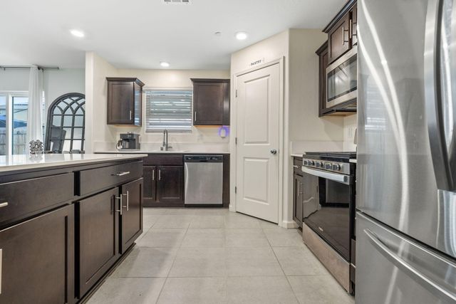 1011 E Russell Avenue, Visalia, CA 93292