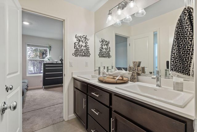 1011 E Russell Avenue, Visalia, CA 93292