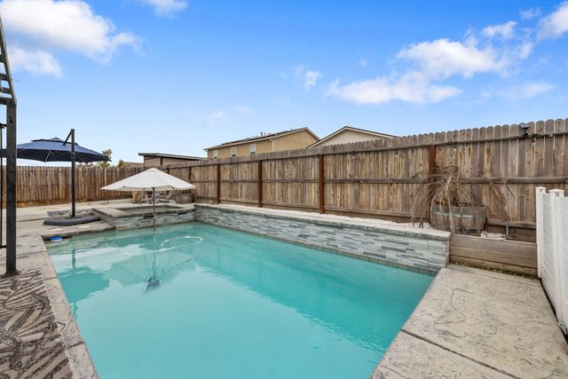 1011 E Russell Avenue, Visalia, CA 93292