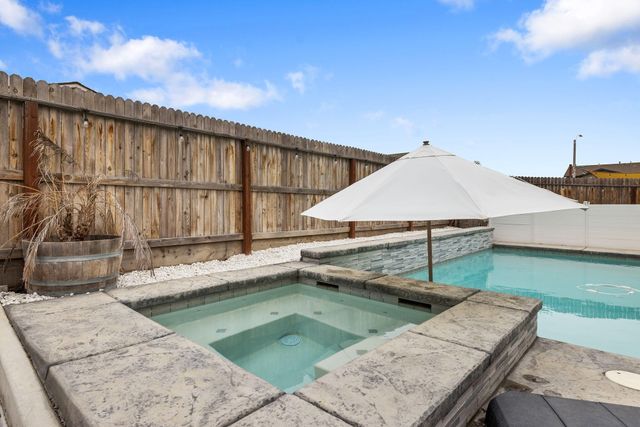 1011 E Russell Avenue, Visalia, CA 93292