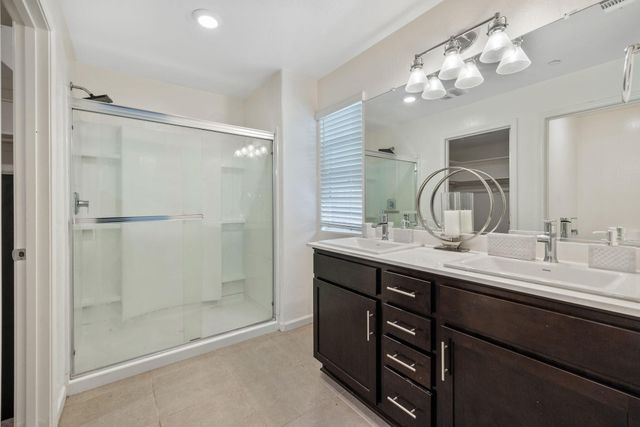 1011 E Russell Avenue, Visalia, CA 93292