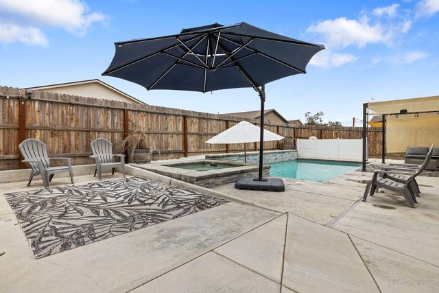 1011 E Russell Avenue, Visalia, CA 93292