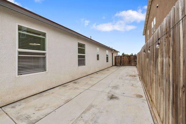 1011 E Russell Avenue, Visalia, CA 93292