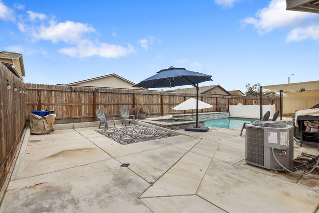 1011 E Russell Avenue, Visalia, CA 93292