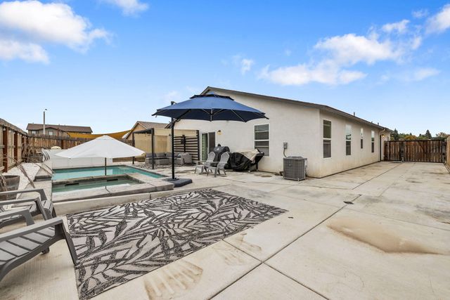 1011 E Russell Avenue, Visalia, CA 93292