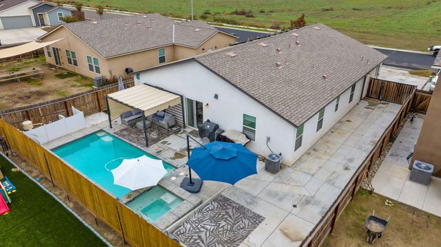 1011 E Russell Avenue, Visalia, CA 93292