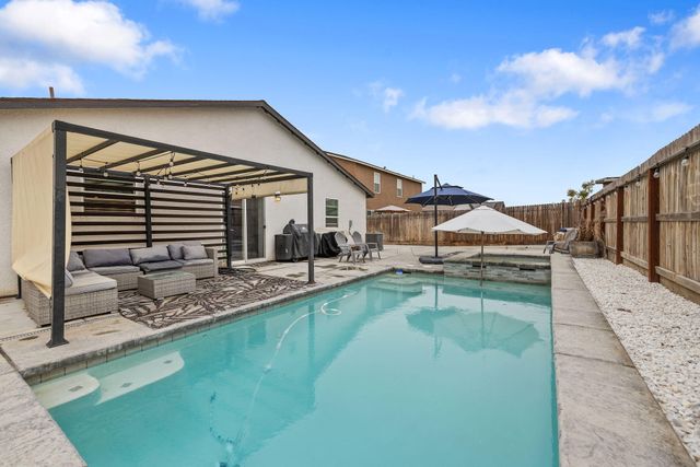 1011 E Russell Avenue, Visalia, CA 93292