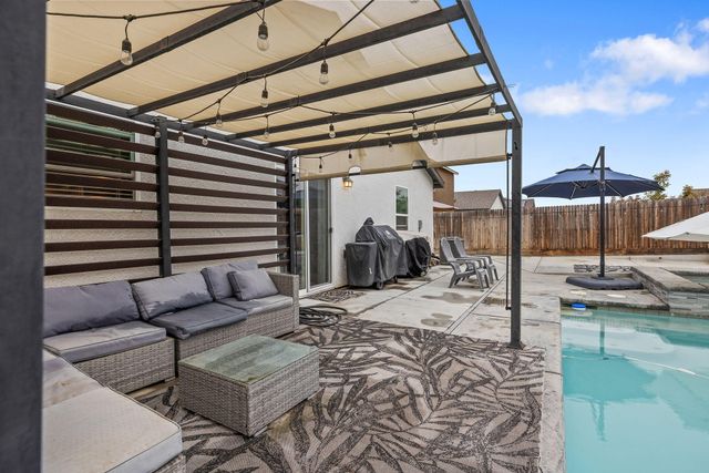 1011 E Russell Avenue, Visalia, CA 93292