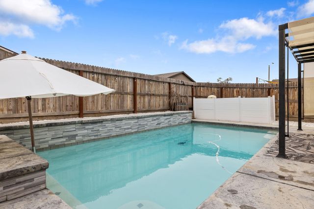 1011 E Russell Avenue, Visalia, CA 93292