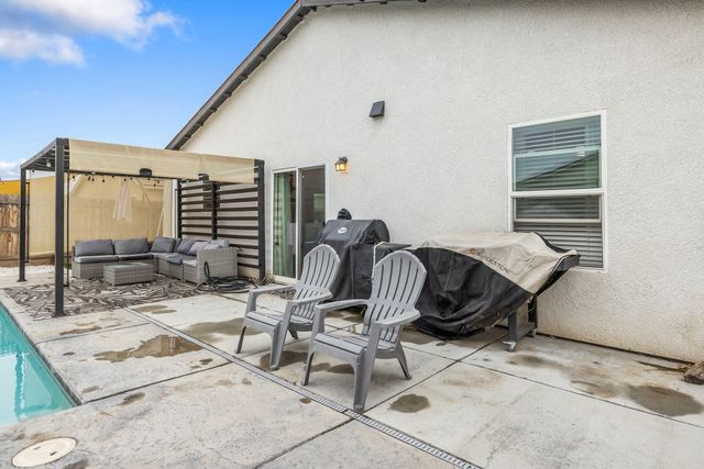 1011 E Russell Avenue, Visalia, CA 93292