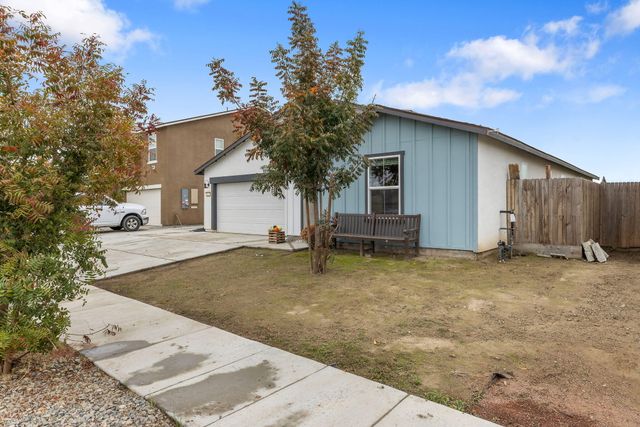 1011 E Russell Avenue, Visalia, CA 93292