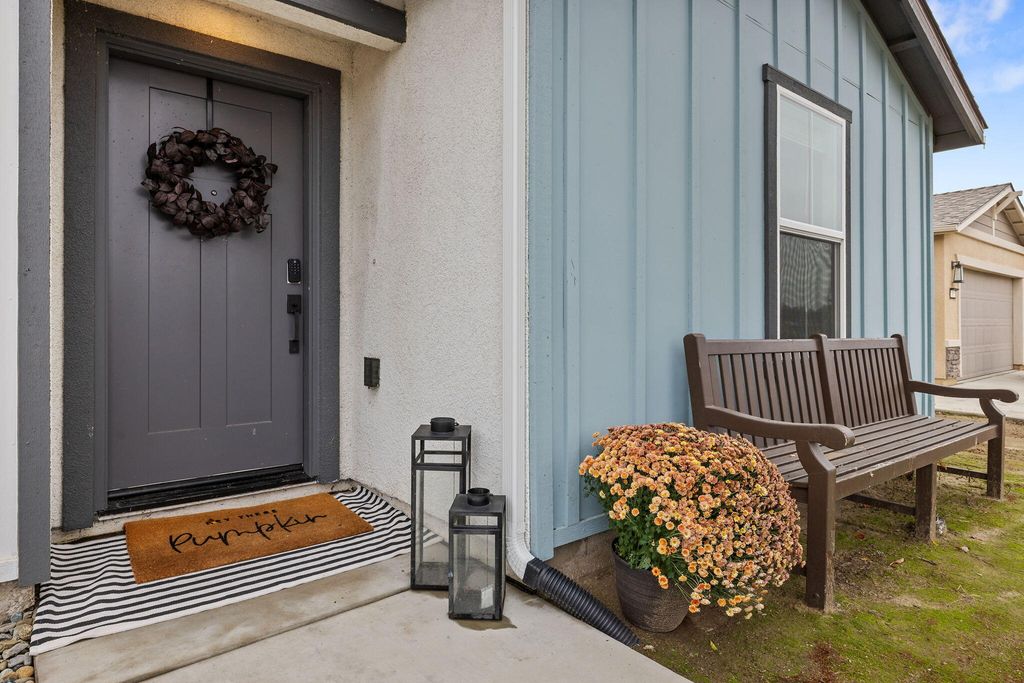 1011 E Russell Avenue, Visalia, CA 93292