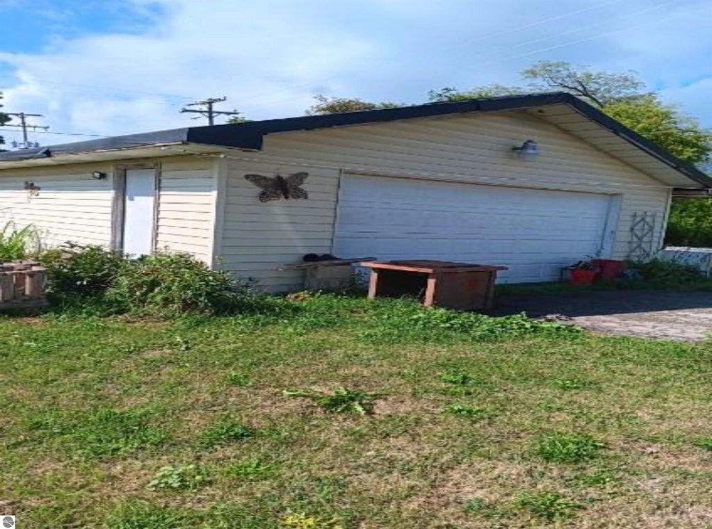 Image 3 of property listing at 208 E Main Street, Hale, MI 48739