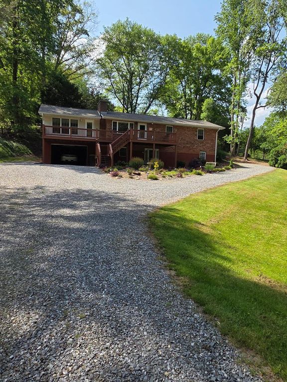 208 Ledford Chapel Road, Hayesville, SC 29004