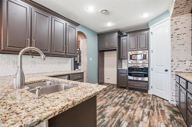 1194 Overland Drive, Burleson, TX 76028