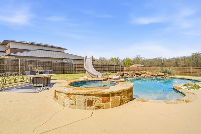 1194 Overland Drive, Burleson, TX 76028