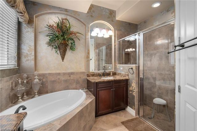 6476 Caldecott DR, Naples, FL 34113