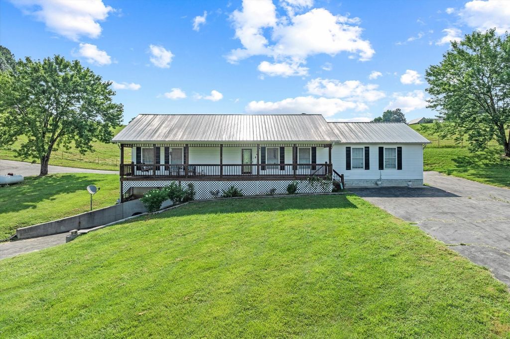 3135 Mullins Rd, Byrdstown, TN 38549