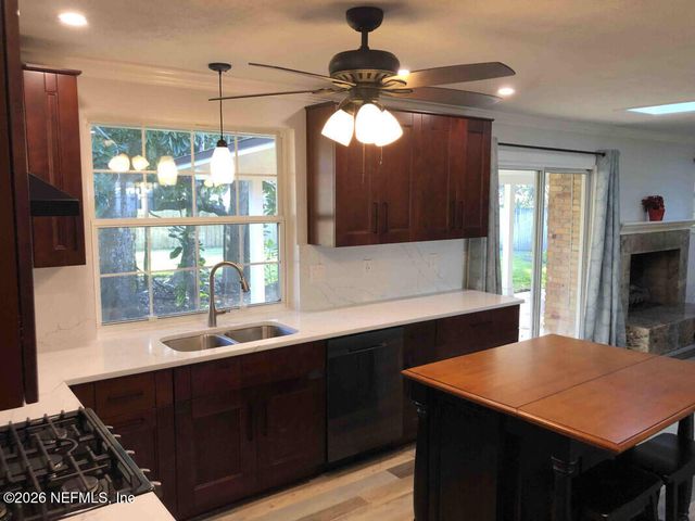 2 FAIRWAY Road, Jacksonville Beach, FL 32250