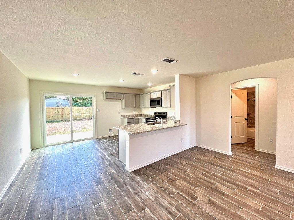 Image 4 of property listing at 313 E 25th St, San Angelo, TX 76903