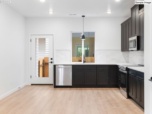 7193 Se CRYSTAL SPRINGS Blvd 8, Portland, OR 97206