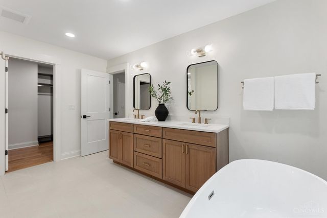 9004 Old Creek Trail, Montgomery, OH 45249